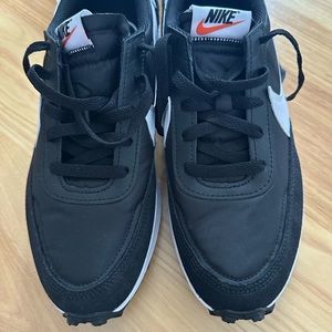 Brand NWOT Women’s Nike Waffle Sneakers in black and white size 10.